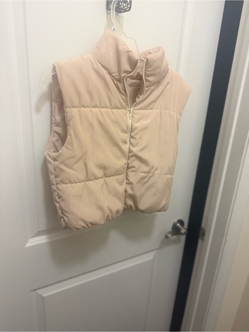 Old Navy Women's Light Beige Puffer Vest